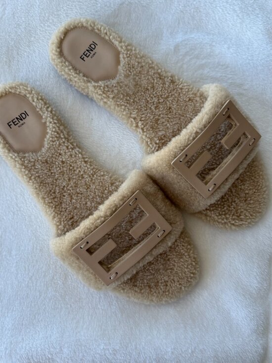 NEW FENDI SLIDES SANDAL FLATS SIZE 39 Fit For 8-9US - Picture 3 of 4